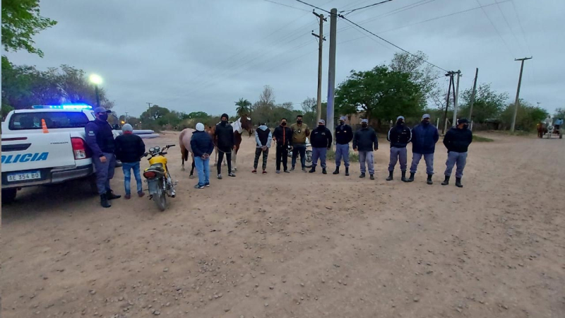 Desbarataron una carrera clandestina de caballos y los jinetes terminaron presos
