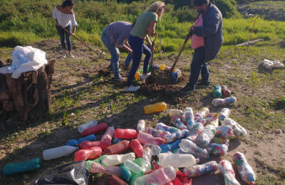 Una cooperativa da de comer y mantiene limpio el barrio