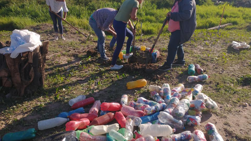 Una cooperativa da de comer y mantiene limpio el barrio
