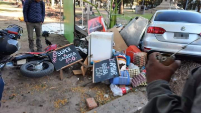 Despistaron y chocaron un puesto de panchos en plena Plaza 25 de Mayo