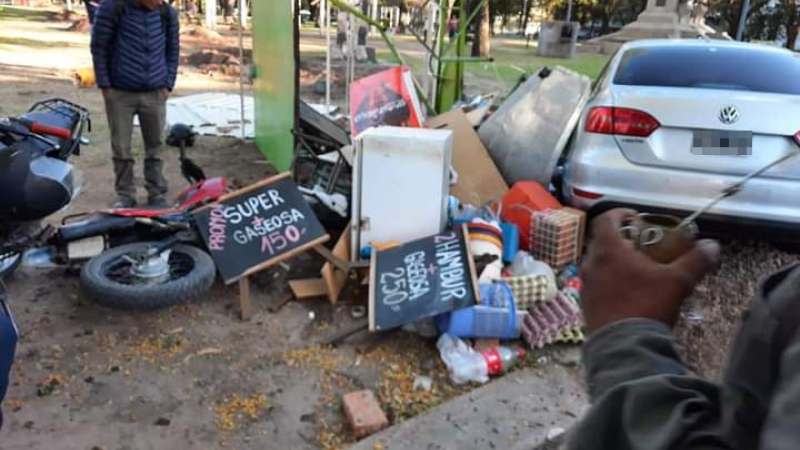Despistaron y chocaron un puesto de panchos en plena Plaza 25 de Mayo