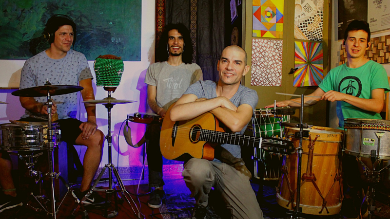 Seba Ibarra mete los pies, poesía y un abanico de canciones