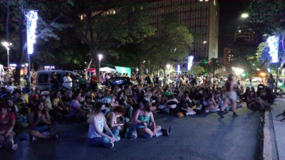 Una verde multitud espera la votación en la Casa por la Memoria