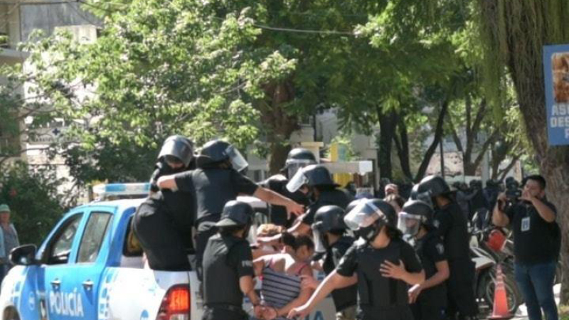 Día de furia en Resistencia: incidentes con corridas y vidrieras rotas