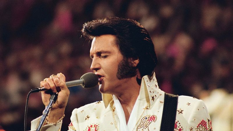 Fans de todo el mundo recuerdan a Elvis Presley: la corta e intensa vida de un rey
