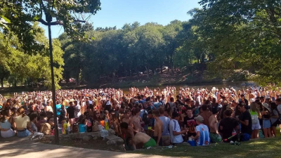 Cientos de jóvenes sin barbijo ni distanciamiento social desbordaron un balneario en Córdoba