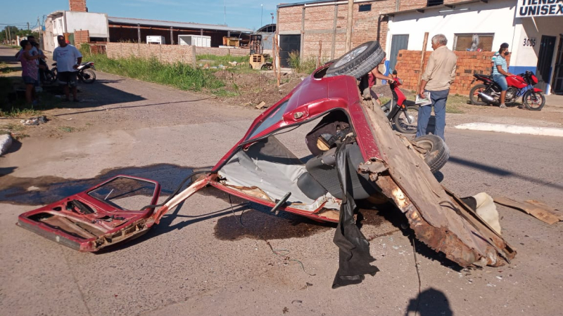 Perdió el control y terminó con su auto partido en dos