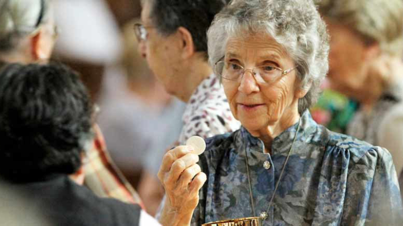 El papa Francisco estableció que las mujeres puedan repartir la comunión y ayudar en el altar