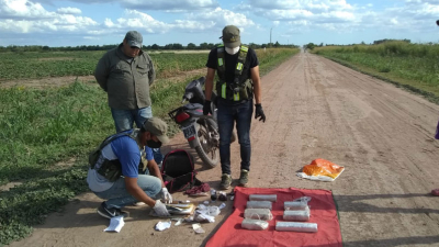 Drogas, una moto y una pistola, entre los elementos incautados por Gendarmería