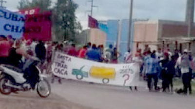 "Basta de tirar caca": protesta de vecinos contra la contaminación de camiones atmosféricos