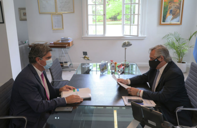 Fernández y Capitanich firman acuerdo para inversión educativa