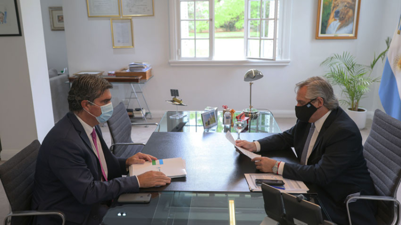 Fernández y Capitanich firman acuerdo para inversión educativa