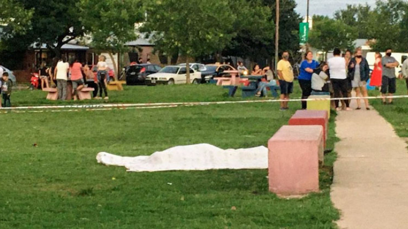 Lo asesinaron a tiros cuando jugaba a la pelota con su hijo en una plaza de Rosario