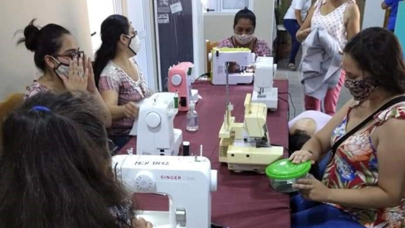 Talleres de costura con cupos completos: la búsqueda de sumar ingresos 