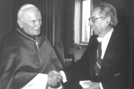 Presentación de cartas credenciales como primer embajador de Israel ante el Estado Vaticano.  (29 de septiembre de 1994)..jpg