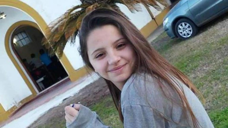 Femicidio: una adolescente fue asesinada por su exnovio policía y los vecinos protestaron frente a la comisaría