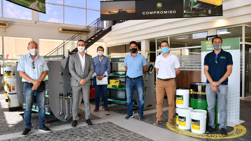 UNCAUS firmó un convenio con una empresa representante de John Deere