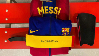 Messi utilizó una cinta de capitán con un mensaje inclusivo