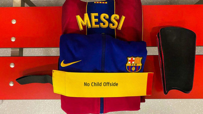 Messi utilizó una cinta de capitán con un mensaje inclusivo
