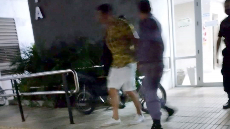 La tiró del auto en marcha: videos y testigos corroboran salvaje violencia de género