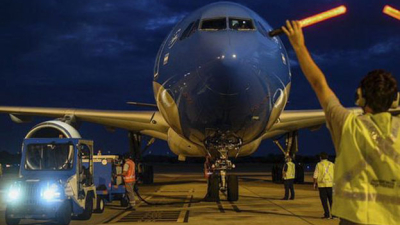 Llegó el vuelo con un millón de dosis de la vacuna Sinopharm