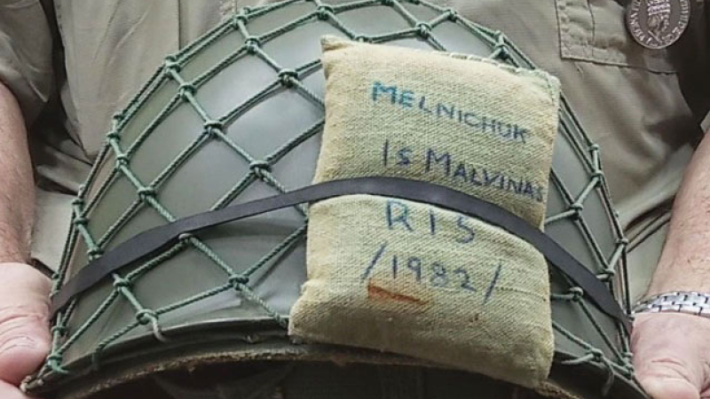 La historia del chaqueño que recuperó su casco de la mano de un inglés