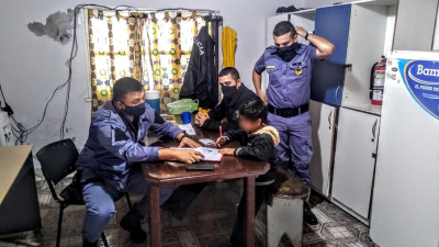 Llevó a su hijo de 8 años a la comisaría porque no quería hacer la tarea: mirá la reacción de los policías