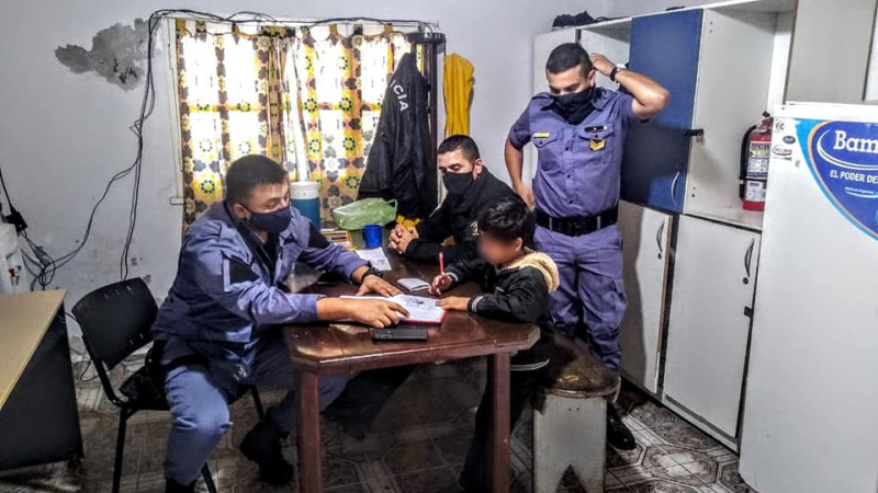 Llevó a su hijo de 8 años a la comisaría porque no quería hacer la tarea: mirá la reacción de los policías
