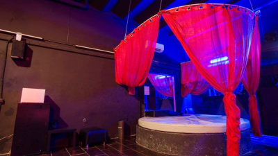 Desalojaron un sex shop en Barcelona donde 61 personas participaban de una orgía