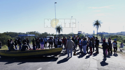 Pescadores rechazaron la veda y cortaron el puente por varias horas