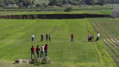 México: misterio por un cráter que se abrió espontáneamente y continúa creciendo