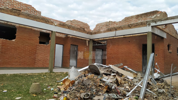 Ruinas, escombros y devastación donde una vez funcionó el edificio del destacamento policial del barrio Los Silos, de General San Martín (Por Marcelo López, enviado especial).