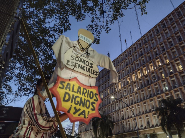 Médicos y enfermeros marcharon por aumentos de sueldos y mejoras en el sistema sanitario. FOTO: MARCELO "SAPO" CÁCERES