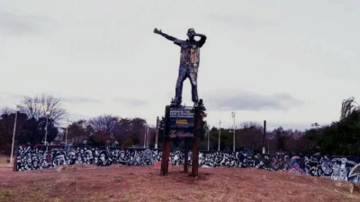 “Espacio ricotero”: levantaron una escultura del Indio Solari en una plaza de Ramos Mejía