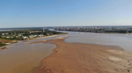 Bajante en el Rio Paraná.jpg