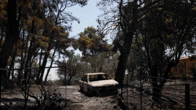 Quinto día de incendios en Grecia: el fuego arrasa un pueblo al norte de Atenas