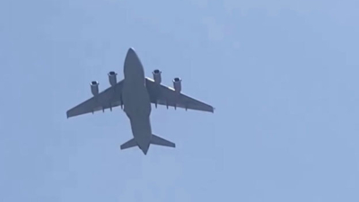 Pánico y desesperación: civiles se juegan la vida para huir en aviones