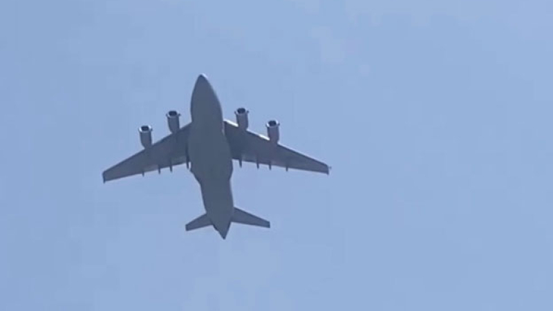 Pánico y desesperación: civiles se juegan la vida para huir en aviones