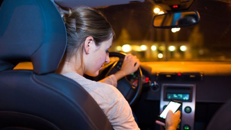 Seguridad Vial pidió suspender licencia a una mujer por grabarse con el teléfono mientras manejaba