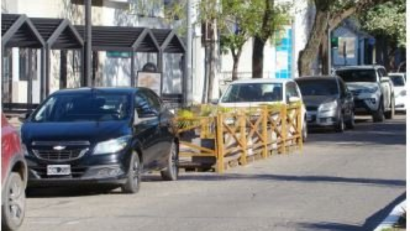 Locales gastronómicos usan la calzada para sus clientes