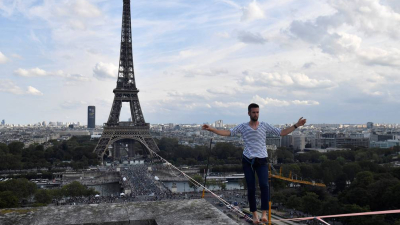Escalofriante hazaña: equilibrista caminó 600 metros sobre una cuerda en París