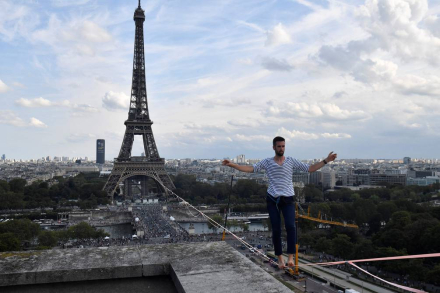 Francia-Paris eqilibrista.jpg