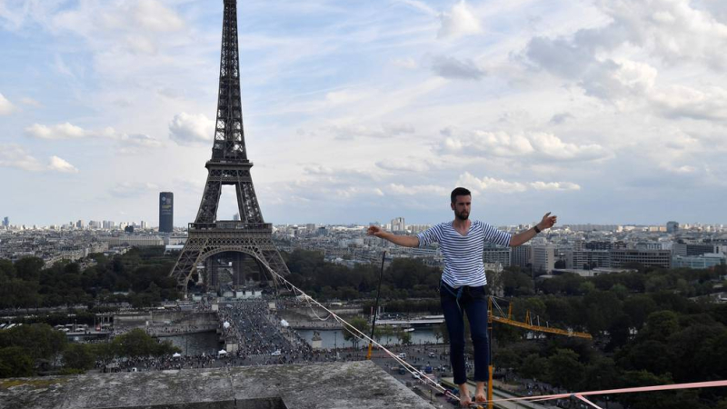 Escalofriante hazaña: equilibrista caminó 600 metros sobre una cuerda en París