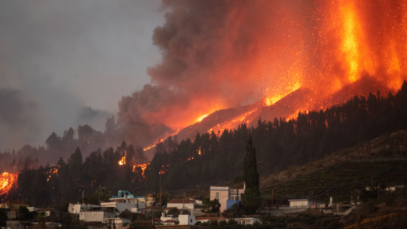 Volcán de isla de La Palma: evacúan a 800 personas ante el avance de la lava en las Islas Canarias
