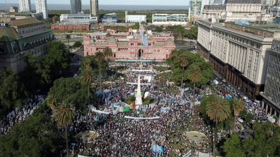 Una multitud marchó a Plaza de Mayo por el Día de la Lealtad Peronista