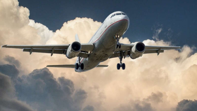Pasó un avión sobre su casa y los desechos del inodoro cayeron en el jardín