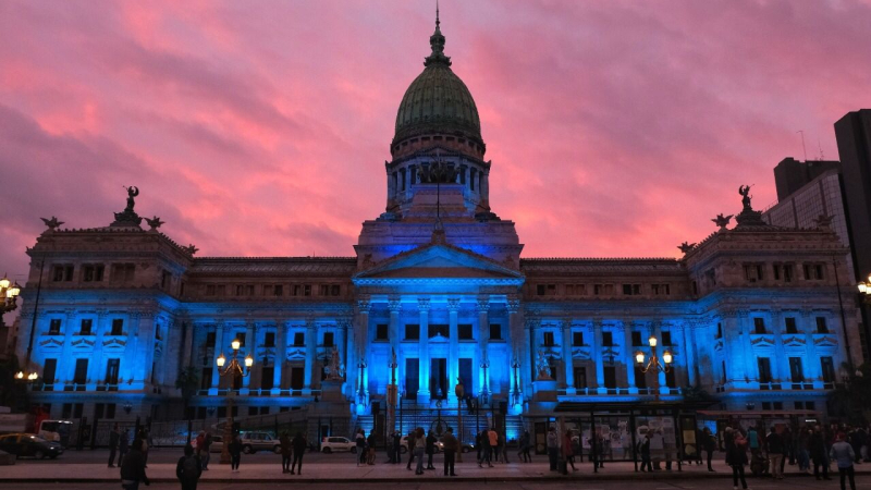 El Congreso, iluminado de azul por el Día Nacional de las Personas Sordas
