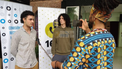 Preparativos para una muestra itinerante con rostros y rasgos de negritud