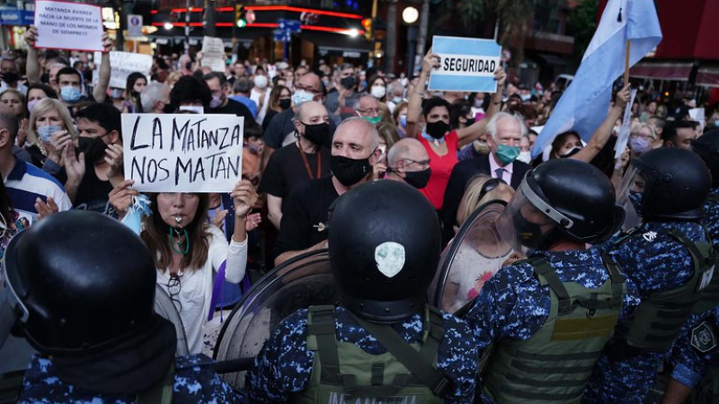 Ramos Mejía: corridas y gases lacrimógenos en la protesta por el crimen del kiosquero