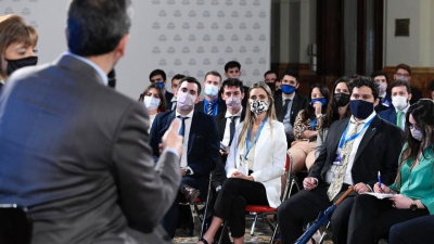Massa escuchó en el Congreso a más de 90 jóvenes estudiantes y profesionales de todo el país